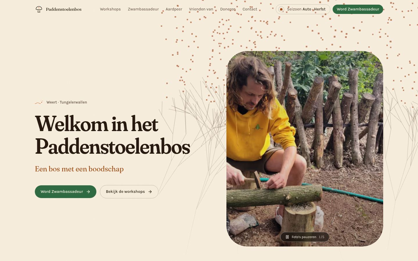 Paddenstoelenbos home page in the autumn palette: the headline Welkom in het Paddenstoelenbos, a photo of someone inoculating a log, and a drawn mycelium growing behind it.